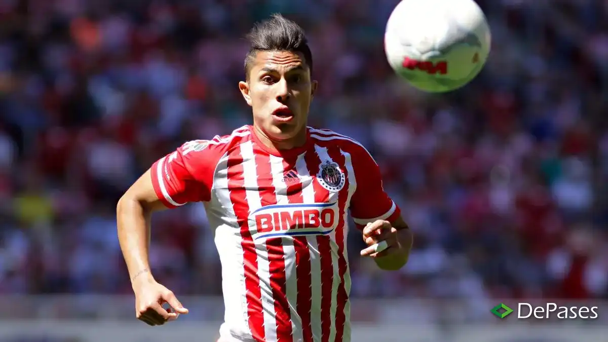 Carlos Salcedo Chivas